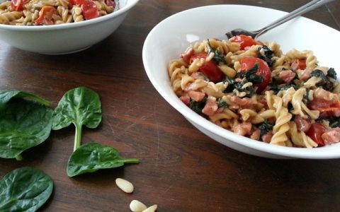 paleo pasta met spinazie, spekjes en tomaat